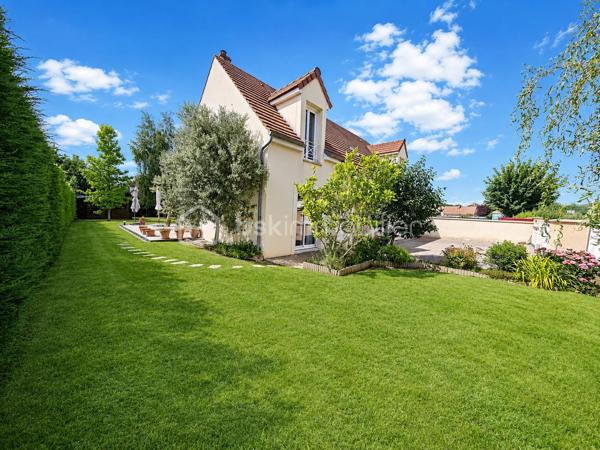 Dès l’entrée, la maison séduit par sa luminosité, ses volumes, son confort moderne et son atmosphère chaleureuse. Ici, aucuns travaux à prévoir : vous posez vos meubles et vous profitez immédiatement d’un cadre de vie paisible, pratique et agréable. D’une surface plancher de 146 m², elle offre une distribution idéale pour une famille. Le rez-de-chaussée propose un beau double salon-séjour de 36 m², baigné de lumière grâce à sa triple exposition, avec poêle à bois et accès direct à une grande terrasse récente de 80 m² exposée sud-ouest. Un véritable espace de vie ouvert sur l’extérieur, parfait pour recevoir, partager des repas en famille ou profiter des beaux jours en toute tranquillité. La cuisine, fonctionnelle et de belle qualité, développe environ 14 m² et bénéficie d’un accès pratique au cellier / buanderie ainsi qu’aux extérieurs, notamment au préau de 25 m². Ce prolongement naturel de la maison apporte un vrai confort au quotidien. Toujours au rez-de-chaussée, une chambre avec salle de douche privative permet d’envisager une vie de plain-pied, d’accueillir famille ou amis, ou de créer un espace bureau indépendant. Un WC séparé et un garage attenant d’environ 17 m² complètent ce niveau.

À l’étage, le palier avec espace bureau dessert trois chambres confortables, dont une suite parentale avec dressing. Une salle de bains et un second WC indépendant viennent compléter l’espace nuit.

Côté prestations, la maison dispose de baies vitrées en aluminium, de volets roulants électriques en aluminium, d’un portail motorisé et d’une porte de garage électrifiée. Le DPE réalisé en mars 2026 confirme également un bon niveau de performance énergétique.

Les extérieurs constituent un véritable coup de cœur : grande terrasse, store banne, préau, chalet de jardin, abri bois, terrain clos, plat et sans vis-à-vis. Tout est pensé pour profiter pleinement des beaux jours dans un cadre intime et soigné.

La localisation est un atout majeur : bus scolaires à 20 mètres, écoles accessibles à pied en environ 10 minutes, lycée à 1,6 km, gare TER d’Épernon à 4 minutes permettant de rejoindre Paris-Montparnasse en environ 45 minutes, équipements sportifs à proximité, belles balades en pleine nature et Rambouillet à environ 15 minutes.
Une maison contemporaine, lumineuse, confortable et parfaitement entretenue, où l’on se projette immédiatement.
Une maison prête à vivre, idéale pour une famille recherchant le calme, l’espace, la qualité et une vraie douceur de vie.
À visiter sans attendre.