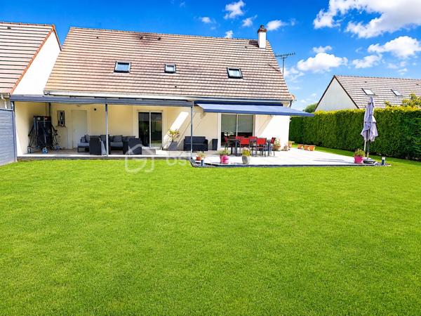 Dès l’entrée, la maison séduit par sa luminosité, ses volumes, son confort moderne et son atmosphère chaleureuse. Ici, aucuns travaux à prévoir : vous posez vos meubles et vous profitez immédiatement d’un cadre de vie paisible, pratique et agréable. D’une surface plancher de 146 m², elle offre une distribution idéale pour une famille. Le rez-de-chaussée propose un beau double salon-séjour de 36 m², baigné de lumière grâce à sa triple exposition, avec poêle à bois et accès direct à une grande terrasse récente de 80 m² exposée sud-ouest. Un véritable espace de vie ouvert sur l’extérieur, parfait pour recevoir, partager des repas en famille ou profiter des beaux jours en toute tranquillité. La cuisine, fonctionnelle et de belle qualité, développe environ 14 m² et bénéficie d’un accès pratique au cellier / buanderie ainsi qu’aux extérieurs, notamment au préau de 25 m². Ce prolongement naturel de la maison apporte un vrai confort au quotidien. Toujours au rez-de-chaussée, une chambre avec salle de douche privative permet d’envisager une vie de plain-pied, d’accueillir famille ou amis, ou de créer un espace bureau indépendant. Un WC séparé et un garage attenant d’environ 17 m² complètent ce niveau.

À l’étage, le palier avec espace bureau dessert trois chambres confortables, dont une suite parentale avec dressing. Une salle de bains et un second WC indépendant viennent compléter l’espace nuit.

Côté prestations, la maison dispose de baies vitrées en aluminium, de volets roulants électriques en aluminium, d’un portail motorisé et d’une porte de garage électrifiée. Le DPE réalisé en mars 2026 confirme également un bon niveau de performance énergétique.

Les extérieurs constituent un véritable coup de cœur : grande terrasse, store banne, préau, chalet de jardin, abri bois, terrain clos, plat et sans vis-à-vis. Tout est pensé pour profiter pleinement des beaux jours dans un cadre intime et soigné.

La localisation est un atout majeur : bus scolaires à 20 mètres, écoles accessibles à pied en environ 10 minutes, lycée à 1,6 km, gare TER d’Épernon à 4 minutes permettant de rejoindre Paris-Montparnasse en environ 45 minutes, équipements sportifs à proximité, belles balades en pleine nature et Rambouillet à environ 15 minutes.
Une maison contemporaine, lumineuse, confortable et parfaitement entretenue, où l’on se projette immédiatement.
Une maison prête à vivre, idéale pour une famille recherchant le calme, l’espace, la qualité et une vraie douceur de vie.
À visiter sans attendre.