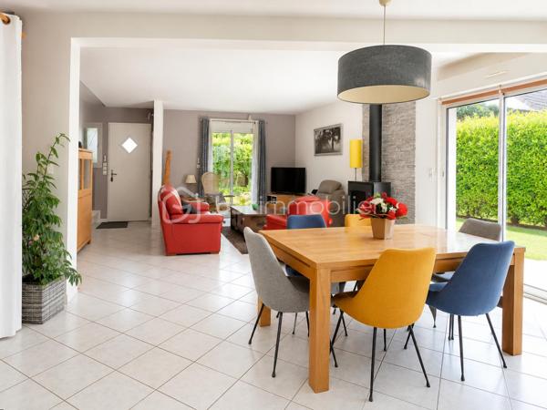 Dès l’entrée, la maison séduit par sa luminosité, ses volumes, son confort moderne et son atmosphère chaleureuse. Ici, aucuns travaux à prévoir : vous posez vos meubles et vous profitez immédiatement d’un cadre de vie paisible, pratique et agréable. D’une surface plancher de 146 m², elle offre une distribution idéale pour une famille. Le rez-de-chaussée propose un beau double salon-séjour de 36 m², baigné de lumière grâce à sa triple exposition, avec poêle à bois et accès direct à une grande terrasse récente de 80 m² exposée sud-ouest. Un véritable espace de vie ouvert sur l’extérieur, parfait pour recevoir, partager des repas en famille ou profiter des beaux jours en toute tranquillité. La cuisine, fonctionnelle et de belle qualité, développe environ 14 m² et bénéficie d’un accès pratique au cellier / buanderie ainsi qu’aux extérieurs, notamment au préau de 25 m². Ce prolongement naturel de la maison apporte un vrai confort au quotidien. Toujours au rez-de-chaussée, une chambre avec salle de douche privative permet d’envisager une vie de plain-pied, d’accueillir famille ou amis, ou de créer un espace bureau indépendant. Un WC séparé et un garage attenant d’environ 17 m² complètent ce niveau.

À l’étage, le palier avec espace bureau dessert trois chambres confortables, dont une suite parentale avec dressing. Une salle de bains et un second WC indépendant viennent compléter l’espace nuit.

Côté prestations, la maison dispose de baies vitrées en aluminium, de volets roulants électriques en aluminium, d’un portail motorisé et d’une porte de garage électrifiée. Le DPE réalisé en mars 2026 confirme également un bon niveau de performance énergétique.

Les extérieurs constituent un véritable coup de cœur : grande terrasse, store banne, préau, chalet de jardin, abri bois, terrain clos, plat et sans vis-à-vis. Tout est pensé pour profiter pleinement des beaux jours dans un cadre intime et soigné.

La localisation est un atout majeur : bus scolaires à 20 mètres, écoles accessibles à pied en environ 10 minutes, lycée à 1,6 km, gare TER d’Épernon à 4 minutes permettant de rejoindre Paris-Montparnasse en environ 45 minutes, équipements sportifs à proximité, belles balades en pleine nature et Rambouillet à environ 15 minutes.
Une maison contemporaine, lumineuse, confortable et parfaitement entretenue, où l’on se projette immédiatement.
Une maison prête à vivre, idéale pour une famille recherchant le calme, l’espace, la qualité et une vraie douceur de vie.
À visiter sans attendre.