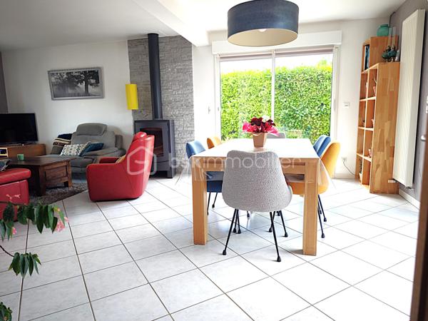 Dès l’entrée, la maison séduit par sa luminosité, ses volumes, son confort moderne et son atmosphère chaleureuse. Ici, aucuns travaux à prévoir : vous posez vos meubles et vous profitez immédiatement d’un cadre de vie paisible, pratique et agréable. D’une surface plancher de 146 m², elle offre une distribution idéale pour une famille. Le rez-de-chaussée propose un beau double salon-séjour de 36 m², baigné de lumière grâce à sa triple exposition, avec poêle à bois et accès direct à une grande terrasse récente de 80 m² exposée sud-ouest. Un véritable espace de vie ouvert sur l’extérieur, parfait pour recevoir, partager des repas en famille ou profiter des beaux jours en toute tranquillité. La cuisine, fonctionnelle et de belle qualité, développe environ 14 m² et bénéficie d’un accès pratique au cellier / buanderie ainsi qu’aux extérieurs, notamment au préau de 25 m². Ce prolongement naturel de la maison apporte un vrai confort au quotidien. Toujours au rez-de-chaussée, une chambre avec salle de douche privative permet d’envisager une vie de plain-pied, d’accueillir famille ou amis, ou de créer un espace bureau indépendant. Un WC séparé et un garage attenant d’environ 17 m² complètent ce niveau.

À l’étage, le palier avec espace bureau dessert trois chambres confortables, dont une suite parentale avec dressing. Une salle de bains et un second WC indépendant viennent compléter l’espace nuit.

Côté prestations, la maison dispose de baies vitrées en aluminium, de volets roulants électriques en aluminium, d’un portail motorisé et d’une porte de garage électrifiée. Le DPE réalisé en mars 2026 confirme également un bon niveau de performance énergétique.

Les extérieurs constituent un véritable coup de cœur : grande terrasse, store banne, préau, chalet de jardin, abri bois, terrain clos, plat et sans vis-à-vis. Tout est pensé pour profiter pleinement des beaux jours dans un cadre intime et soigné.

La localisation est un atout majeur : bus scolaires à 20 mètres, écoles accessibles à pied en environ 10 minutes, lycée à 1,6 km, gare TER d’Épernon à 4 minutes permettant de rejoindre Paris-Montparnasse en environ 45 minutes, équipements sportifs à proximité, belles balades en pleine nature et Rambouillet à environ 15 minutes.
Une maison contemporaine, lumineuse, confortable et parfaitement entretenue, où l’on se projette immédiatement.
Une maison prête à vivre, idéale pour une famille recherchant le calme, l’espace, la qualité et une vraie douceur de vie.
À visiter sans attendre.