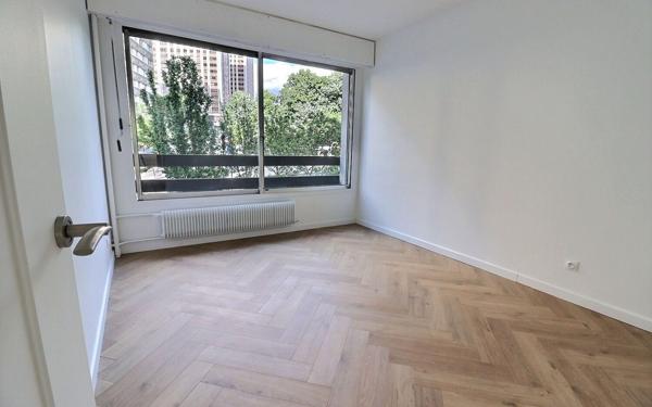 Appartement à vendre    4 pièces • 94 m2 Paris 19