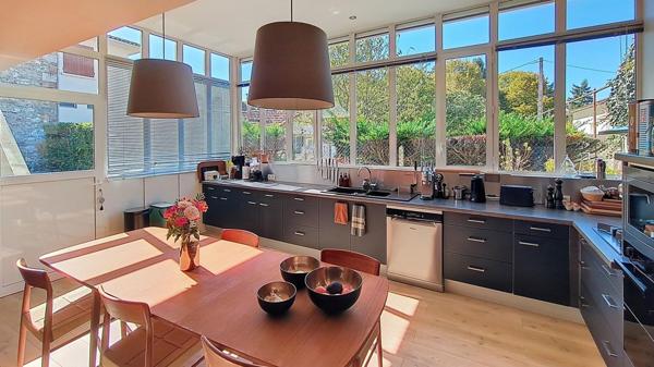 Maison de village rénovée avec goût  155 m² + garage 50 m² et 2 place de parkings