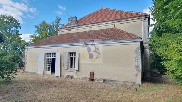 Vente maison de ville Gente (16130), 441.00m² avec 11 pièce(s) dont 6 chambre(s) sur 6500.00m² de terrain. Agence Allard Brimeaud