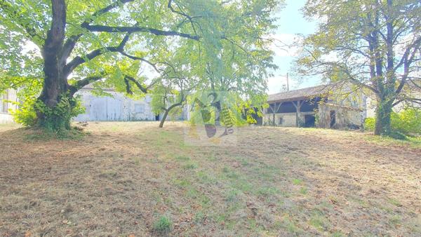 Vente maison de ville Gente (16130), 441.00m² avec 11 pièce(s) dont 6 chambre(s) sur 6500.00m² de terrain. Agence Allard Brimeaud