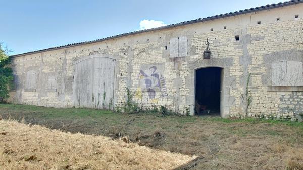Vente maison de ville Gente (16130), 441.00m² avec 11 pièce(s) dont 6 chambre(s) sur 6500.00m² de terrain. Agence Allard Brimeaud