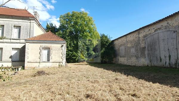 Vente maison de ville Gente (16130), 441.00m² avec 11 pièce(s) dont 6 chambre(s) sur 6500.00m² de terrain. Agence Allard Brimeaud