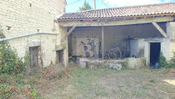 Vente maison de ville Gente (16130), 441.00m² avec 11 pièce(s) dont 6 chambre(s) sur 6500.00m² de terrain. Agence Allard Brimeaud