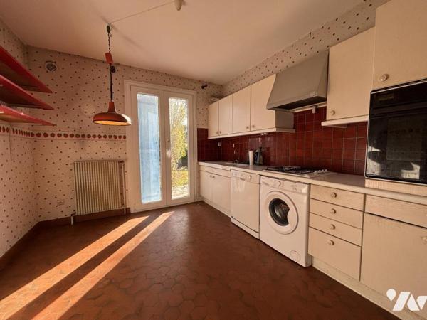 Maison d'habitation avec sous-sol et jardin