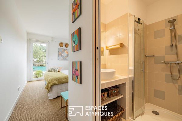 Villa d’architecte suspendue, immersion totale dans un écrin naturel à quelques pas de l’océan.