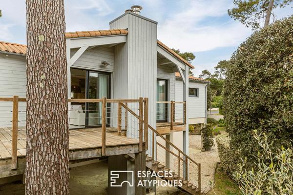 Villa d’architecte suspendue, immersion totale dans un écrin naturel à quelques pas de l’océan.