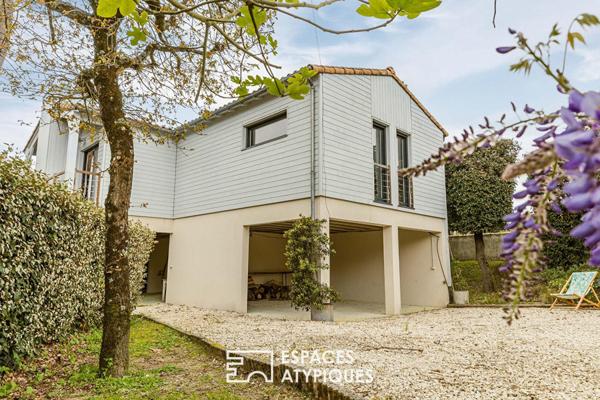 Villa d’architecte suspendue, immersion totale dans un écrin naturel à quelques pas de l’océan.