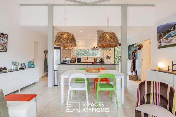 Villa d’architecte suspendue, immersion totale dans un écrin naturel à quelques pas de l’océan.