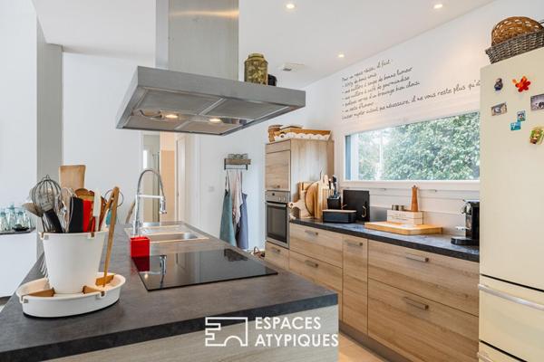 Villa d’architecte suspendue, immersion totale dans un écrin naturel à quelques pas de l’océan.