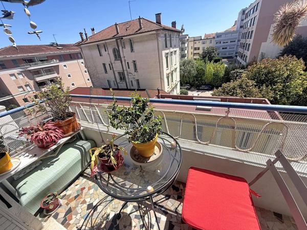 Vente                                                      Appartement
                        
                     2 pièces                      45 m2                     à Cannes