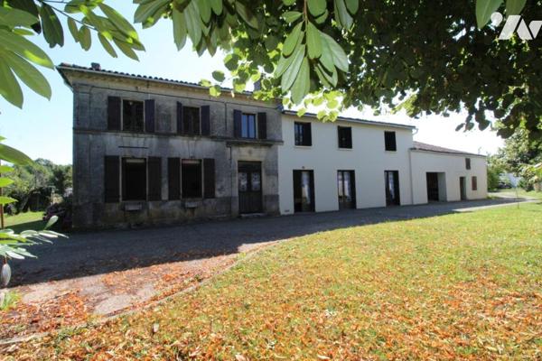 Ensemble immobilier en pierre de 1287m² de bâtiments sur 1ha3 de terres à 20 mns de SAINTES