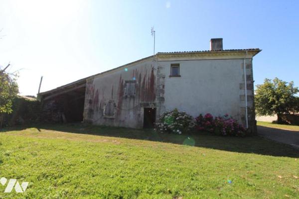 Ensemble immobilier en pierre de 1287m² de bâtiments sur 1ha3 de terres à 20 mns de SAINTES