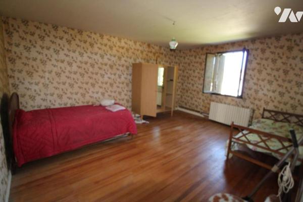 Ensemble immobilier en pierre de 1287m² de bâtiments sur 1ha3 de terres à 20 mns de SAINTES