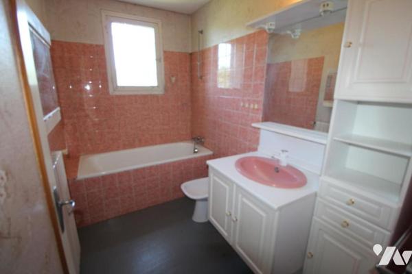 Ensemble immobilier en pierre de 1287m² de bâtiments sur 1ha3 de terres à 20 mns de SAINTES