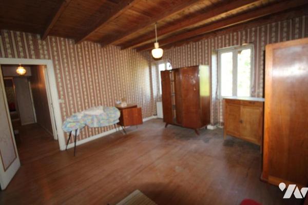 Ensemble immobilier en pierre de 1287m² de bâtiments sur 1ha3 de terres à 20 mns de SAINTES