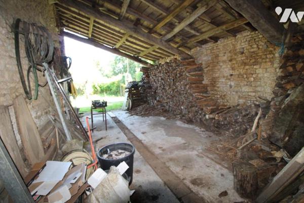 Ensemble immobilier en pierre de 1287m² de bâtiments sur 1ha3 de terres à 20 mns de SAINTES