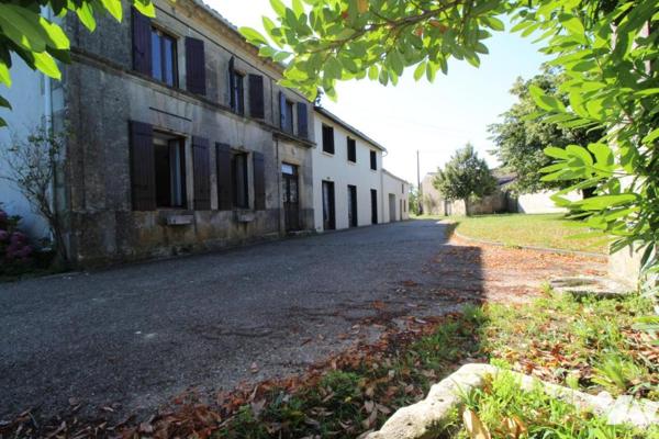 Ensemble immobilier en pierre de 1287m² de bâtiments sur 1ha3 de terres à 20 mns de SAINTES