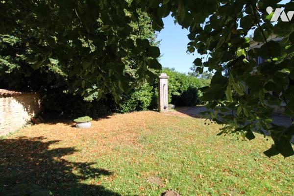 Ensemble immobilier en pierre de 1287m² de bâtiments sur 1ha3 de terres à 20 mns de SAINTES