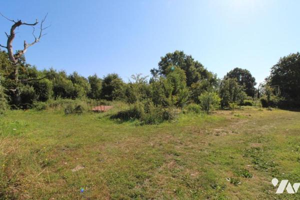 Ensemble immobilier en pierre de 1287m² de bâtiments sur 1ha3 de terres à 20 mns de SAINTES