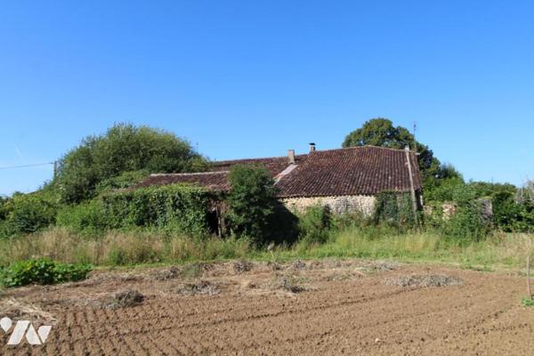Ensemble immobilier en pierre de 1287m² de bâtiments sur 1ha3 de terres à 20 mns de SAINTES