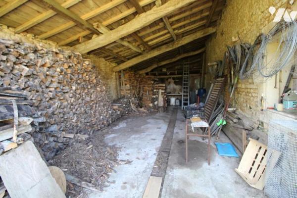 Ensemble immobilier en pierre de 1287m² de bâtiments sur 1ha3 de terres à 20 mns de SAINTES