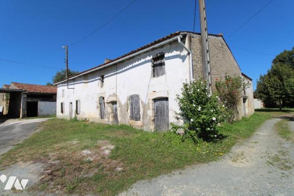 Ensemble immobilier en pierre de 1287m² de bâtiments sur 1ha3 de terres à 20 mns de SAINTES