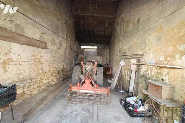 Ensemble immobilier en pierre de 1287m² de bâtiments sur 1ha3 de terres à 20 mns de SAINTES