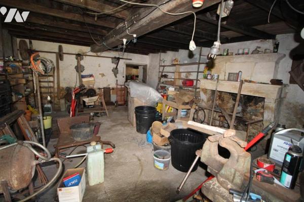 Ensemble immobilier en pierre de 1287m² de bâtiments sur 1ha3 de terres à 20 mns de SAINTES