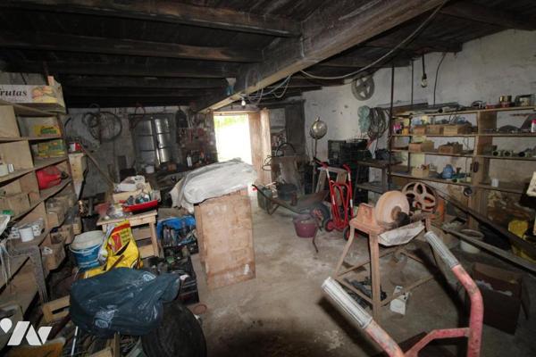 Ensemble immobilier en pierre de 1287m² de bâtiments sur 1ha3 de terres à 20 mns de SAINTES