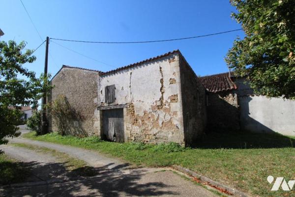 Ensemble immobilier en pierre de 1287m² de bâtiments sur 1ha3 de terres à 20 mns de SAINTES