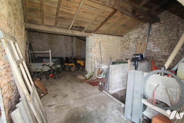 Ensemble immobilier en pierre de 1287m² de bâtiments sur 1ha3 de terres à 20 mns de SAINTES