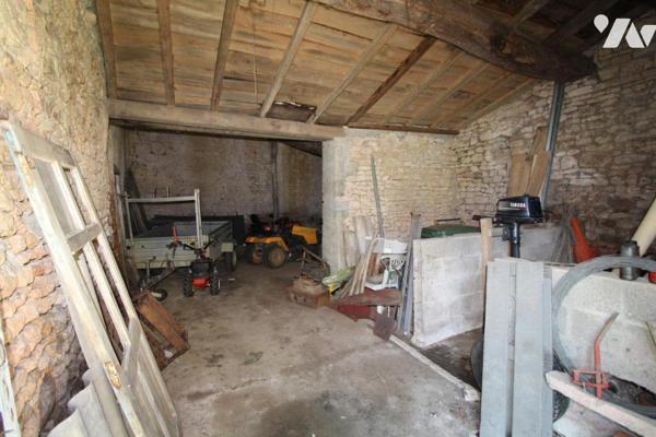 Ensemble immobilier en pierre de 1287m² de bâtiments sur 1ha3 de terres à 20 mns de SAINTES