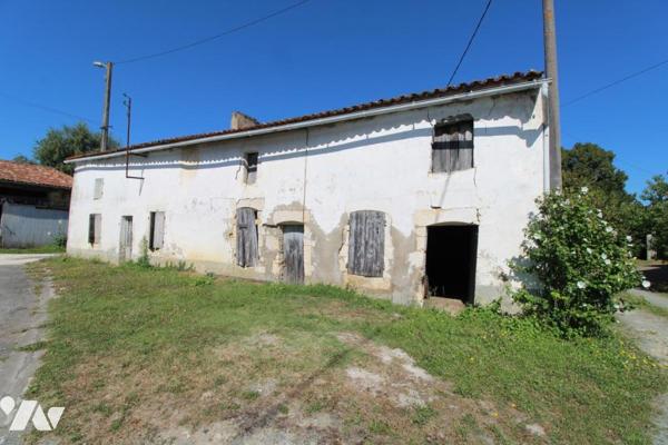 Ensemble immobilier en pierre de 1287m² de bâtiments sur 1ha3 de terres à 20 mns de SAINTES
