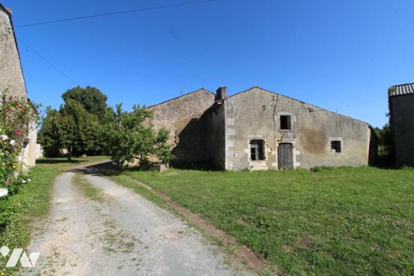 Ensemble immobilier en pierre de 1287m² de bâtiments sur 1ha3 de terres à 20 mns de SAINTES