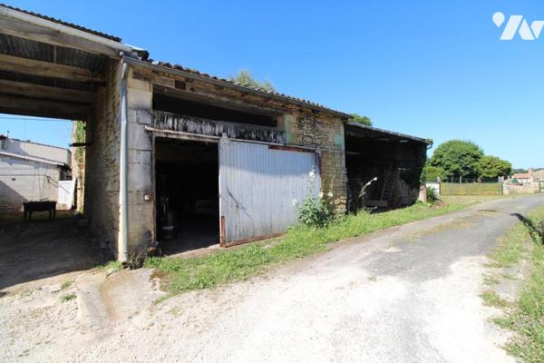 Ensemble immobilier en pierre de 1287m² de bâtiments sur 1ha3 de terres à 20 mns de SAINTES