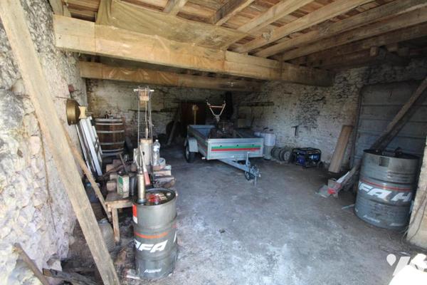 Ensemble immobilier en pierre de 1287m² de bâtiments sur 1ha3 de terres à 20 mns de SAINTES