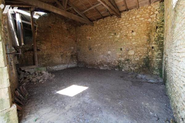 Ensemble immobilier en pierre de 1287m² de bâtiments sur 1ha3 de terres à 20 mns de SAINTES