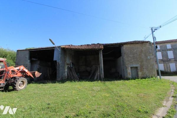 Ensemble immobilier en pierre de 1287m² de bâtiments sur 1ha3 de terres à 20 mns de SAINTES
