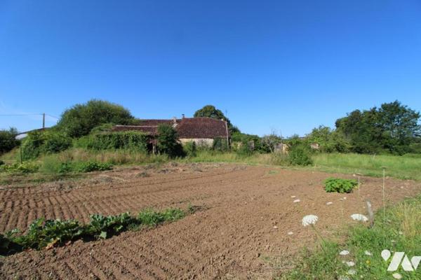 Ensemble immobilier en pierre de 1287m² de bâtiments sur 1ha3 de terres à 20 mns de SAINTES