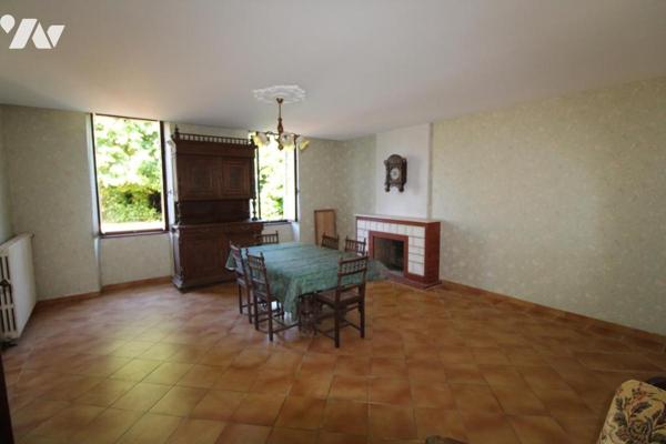 Ensemble immobilier en pierre de 1287m² de bâtiments sur 1ha3 de terres à 20 mns de SAINTES