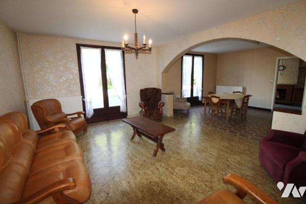 Ensemble immobilier en pierre de 1287m² de bâtiments sur 1ha3 de terres à 20 mns de SAINTES