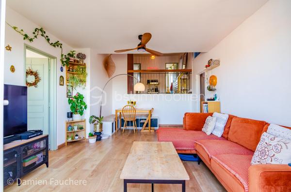 Un bien rare aux volumes généreux et à l’agencement atypique, offrant 128 m² répartis sur trois niveaux et de multiples possibilités d’aménagement.

Situé dans le quartier recherché et en plein développement du Plateau, en limite de Villejuif, cet appartement bénéficie d’un environnement pratique et familial.
Écoles, collège, lycée et commerces se trouvent à proximité immédiate.
Côté transports, le tramway T7 (Domaine Chérioux) est accessible en seulement 5 minutes à pied, le métro 7 (Villejuif–Louis Aragon) à moins de 10 minutes, tandis que le bus 185, direction Porte d’Italie, se trouve au pied de la résidence.

Au sein d’une résidence sécurisée et entièrement clôturée de 1973, avec gardien et aire de jeux, dont les parties communes sont actuellement en cours de rénovation, venez découvrir ce superbe appartement familial.
Situé au 2ème étage et desservi par deux ascenseurs, ce triplex de 128 m² séduit par sa configuration atypique et pleine de charme, avec 5 chambres, 2 balcons, une cave et une grande place de parking en sous-sol.

Traversant et lumineux grâce à sa double exposition, l’appartement offre une agréable répartition des espaces sur trois niveaux et se compose de :
•	Une entrée avec dressing,
•	Un salon de 19 m² ouvrant directement sur un premier balcon de plus de 11 m²,
•	Une cuisine séparée de 10 m², récente, aménagée et équipée,
•	5 chambres, toutes équipées d’un dressing ou d’une penderie ; la plus spacieuse bénéficie de son propre balcon, tandis qu’une autre peut être ouverte sur le salon afin d’agrandir l’espace de vie,
•	Un agréable palier en mezzanine surplombant le salon,
•	Un cellier et un débarras,
•	Deux WC séparés,
•	Une salle de bains et une salle d’eau.

Vous bénéficierez également de 2 beaux balcons, accessibles respectivement depuis le salon et la plus grande chambre, d’une cave avec électricité, ainsi que d’une grande place de parking de 17 m² en sous-sol, pouvant être transformée en box. 
La résidence, entièrement clôturée, dispose par ailleurs de nombreuses places de stationnement libres, permettant de garer facilement un véhicule supplémentaire au sein de la copropriété.

Entièrement rénové au cours de ces dernières années (fenêtres double vitrage, tableau électrique, cuisine, salle d’eau, rafraîchissement général…) et soigneusement entretenu, l’appartement est en parfait état et ne nécessite aucun travaux.
Ses nombreux rangements, ses volumes et sa très bonne performance énergétique (DPE C) viennent compléter les nombreux atouts de ce bien.
Les charges de copropriété, d’environ 520 € par mois, comprennent notamment le chauffage par réseau de chaleur urbain, l’eau chaude et l’eau froide.

Visite virtuelle disponible sur demande, pour une première découverte de ce bien rare sur le secteur !
Avec ses beaux volumes, ses 5 chambres, son agencement sur trois niveaux et ses différentes possibilités d’aménagement, ce triplex conviendra parfaitement à une famille à la recherche d’un appartement spacieux, fonctionnel et original, mais constitue également une belle opportunité dans le cadre d’un investissement locatif, notamment en colocation (autorisée).