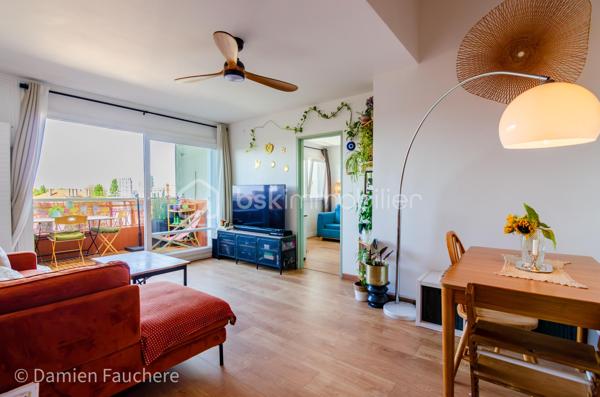 Un bien rare aux volumes généreux et à l’agencement atypique, offrant 128 m² répartis sur trois niveaux et de multiples possibilités d’aménagement.

Situé dans le quartier recherché et en plein développement du Plateau, en limite de Villejuif, cet appartement bénéficie d’un environnement pratique et familial.
Écoles, collège, lycée et commerces se trouvent à proximité immédiate.
Côté transports, le tramway T7 (Domaine Chérioux) est accessible en seulement 5 minutes à pied, le métro 7 (Villejuif–Louis Aragon) à moins de 10 minutes, tandis que le bus 185, direction Porte d’Italie, se trouve au pied de la résidence.

Au sein d’une résidence sécurisée et entièrement clôturée de 1973, avec gardien et aire de jeux, dont les parties communes sont actuellement en cours de rénovation, venez découvrir ce superbe appartement familial.
Situé au 2ème étage et desservi par deux ascenseurs, ce triplex de 128 m² séduit par sa configuration atypique et pleine de charme, avec 5 chambres, 2 balcons, une cave et une grande place de parking en sous-sol.

Traversant et lumineux grâce à sa double exposition, l’appartement offre une agréable répartition des espaces sur trois niveaux et se compose de :
•	Une entrée avec dressing,
•	Un salon de 19 m² ouvrant directement sur un premier balcon de plus de 11 m²,
•	Une cuisine séparée de 10 m², récente, aménagée et équipée,
•	5 chambres, toutes équipées d’un dressing ou d’une penderie ; la plus spacieuse bénéficie de son propre balcon, tandis qu’une autre peut être ouverte sur le salon afin d’agrandir l’espace de vie,
•	Un agréable palier en mezzanine surplombant le salon,
•	Un cellier et un débarras,
•	Deux WC séparés,
•	Une salle de bains et une salle d’eau.

Vous bénéficierez également de 2 beaux balcons, accessibles respectivement depuis le salon et la plus grande chambre, d’une cave avec électricité, ainsi que d’une grande place de parking de 17 m² en sous-sol, pouvant être transformée en box. 
La résidence, entièrement clôturée, dispose par ailleurs de nombreuses places de stationnement libres, permettant de garer facilement un véhicule supplémentaire au sein de la copropriété.

Entièrement rénové au cours de ces dernières années (fenêtres double vitrage, tableau électrique, cuisine, salle d’eau, rafraîchissement général…) et soigneusement entretenu, l’appartement est en parfait état et ne nécessite aucun travaux.
Ses nombreux rangements, ses volumes et sa très bonne performance énergétique (DPE C) viennent compléter les nombreux atouts de ce bien.
Les charges de copropriété, d’environ 520 € par mois, comprennent notamment le chauffage par réseau de chaleur urbain, l’eau chaude et l’eau froide.

Visite virtuelle disponible sur demande, pour une première découverte de ce bien rare sur le secteur !
Avec ses beaux volumes, ses 5 chambres, son agencement sur trois niveaux et ses différentes possibilités d’aménagement, ce triplex conviendra parfaitement à une famille à la recherche d’un appartement spacieux, fonctionnel et original, mais constitue également une belle opportunité dans le cadre d’un investissement locatif, notamment en colocation (autorisée).