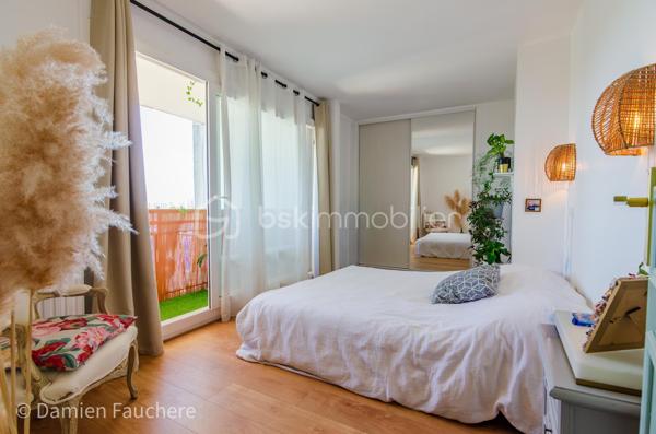 Un bien rare aux volumes généreux et à l’agencement atypique, offrant 128 m² répartis sur trois niveaux et de multiples possibilités d’aménagement.

Situé dans le quartier recherché et en plein développement du Plateau, en limite de Villejuif, cet appartement bénéficie d’un environnement pratique et familial.
Écoles, collège, lycée et commerces se trouvent à proximité immédiate.
Côté transports, le tramway T7 (Domaine Chérioux) est accessible en seulement 5 minutes à pied, le métro 7 (Villejuif–Louis Aragon) à moins de 10 minutes, tandis que le bus 185, direction Porte d’Italie, se trouve au pied de la résidence.

Au sein d’une résidence sécurisée et entièrement clôturée de 1973, avec gardien et aire de jeux, dont les parties communes sont actuellement en cours de rénovation, venez découvrir ce superbe appartement familial.
Situé au 2ème étage et desservi par deux ascenseurs, ce triplex de 128 m² séduit par sa configuration atypique et pleine de charme, avec 5 chambres, 2 balcons, une cave et une grande place de parking en sous-sol.

Traversant et lumineux grâce à sa double exposition, l’appartement offre une agréable répartition des espaces sur trois niveaux et se compose de :
•	Une entrée avec dressing,
•	Un salon de 19 m² ouvrant directement sur un premier balcon de plus de 11 m²,
•	Une cuisine séparée de 10 m², récente, aménagée et équipée,
•	5 chambres, toutes équipées d’un dressing ou d’une penderie ; la plus spacieuse bénéficie de son propre balcon, tandis qu’une autre peut être ouverte sur le salon afin d’agrandir l’espace de vie,
•	Un agréable palier en mezzanine surplombant le salon,
•	Un cellier et un débarras,
•	Deux WC séparés,
•	Une salle de bains et une salle d’eau.

Vous bénéficierez également de 2 beaux balcons, accessibles respectivement depuis le salon et la plus grande chambre, d’une cave avec électricité, ainsi que d’une grande place de parking de 17 m² en sous-sol, pouvant être transformée en box. 
La résidence, entièrement clôturée, dispose par ailleurs de nombreuses places de stationnement libres, permettant de garer facilement un véhicule supplémentaire au sein de la copropriété.

Entièrement rénové au cours de ces dernières années (fenêtres double vitrage, tableau électrique, cuisine, salle d’eau, rafraîchissement général…) et soigneusement entretenu, l’appartement est en parfait état et ne nécessite aucun travaux.
Ses nombreux rangements, ses volumes et sa très bonne performance énergétique (DPE C) viennent compléter les nombreux atouts de ce bien.
Les charges de copropriété, d’environ 520 € par mois, comprennent notamment le chauffage par réseau de chaleur urbain, l’eau chaude et l’eau froide.

Visite virtuelle disponible sur demande, pour une première découverte de ce bien rare sur le secteur !
Avec ses beaux volumes, ses 5 chambres, son agencement sur trois niveaux et ses différentes possibilités d’aménagement, ce triplex conviendra parfaitement à une famille à la recherche d’un appartement spacieux, fonctionnel et original, mais constitue également une belle opportunité dans le cadre d’un investissement locatif, notamment en colocation (autorisée).