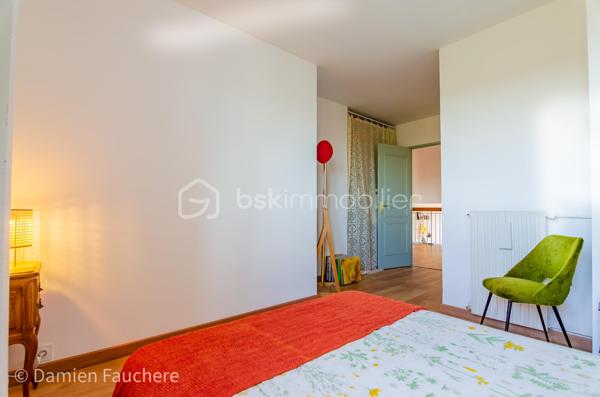Un bien rare aux volumes généreux et à l’agencement atypique, offrant 128 m² répartis sur trois niveaux et de multiples possibilités d’aménagement.

Situé dans le quartier recherché et en plein développement du Plateau, en limite de Villejuif, cet appartement bénéficie d’un environnement pratique et familial.
Écoles, collège, lycée et commerces se trouvent à proximité immédiate.
Côté transports, le tramway T7 (Domaine Chérioux) est accessible en seulement 5 minutes à pied, le métro 7 (Villejuif–Louis Aragon) à moins de 10 minutes, tandis que le bus 185, direction Porte d’Italie, se trouve au pied de la résidence.

Au sein d’une résidence sécurisée et entièrement clôturée de 1973, avec gardien et aire de jeux, dont les parties communes sont actuellement en cours de rénovation, venez découvrir ce superbe appartement familial.
Situé au 2ème étage et desservi par deux ascenseurs, ce triplex de 128 m² séduit par sa configuration atypique et pleine de charme, avec 5 chambres, 2 balcons, une cave et une grande place de parking en sous-sol.

Traversant et lumineux grâce à sa double exposition, l’appartement offre une agréable répartition des espaces sur trois niveaux et se compose de :
•	Une entrée avec dressing,
•	Un salon de 19 m² ouvrant directement sur un premier balcon de plus de 11 m²,
•	Une cuisine séparée de 10 m², récente, aménagée et équipée,
•	5 chambres, toutes équipées d’un dressing ou d’une penderie ; la plus spacieuse bénéficie de son propre balcon, tandis qu’une autre peut être ouverte sur le salon afin d’agrandir l’espace de vie,
•	Un agréable palier en mezzanine surplombant le salon,
•	Un cellier et un débarras,
•	Deux WC séparés,
•	Une salle de bains et une salle d’eau.

Vous bénéficierez également de 2 beaux balcons, accessibles respectivement depuis le salon et la plus grande chambre, d’une cave avec électricité, ainsi que d’une grande place de parking de 17 m² en sous-sol, pouvant être transformée en box. 
La résidence, entièrement clôturée, dispose par ailleurs de nombreuses places de stationnement libres, permettant de garer facilement un véhicule supplémentaire au sein de la copropriété.

Entièrement rénové au cours de ces dernières années (fenêtres double vitrage, tableau électrique, cuisine, salle d’eau, rafraîchissement général…) et soigneusement entretenu, l’appartement est en parfait état et ne nécessite aucun travaux.
Ses nombreux rangements, ses volumes et sa très bonne performance énergétique (DPE C) viennent compléter les nombreux atouts de ce bien.
Les charges de copropriété, d’environ 520 € par mois, comprennent notamment le chauffage par réseau de chaleur urbain, l’eau chaude et l’eau froide.

Visite virtuelle disponible sur demande, pour une première découverte de ce bien rare sur le secteur !
Avec ses beaux volumes, ses 5 chambres, son agencement sur trois niveaux et ses différentes possibilités d’aménagement, ce triplex conviendra parfaitement à une famille à la recherche d’un appartement spacieux, fonctionnel et original, mais constitue également une belle opportunité dans le cadre d’un investissement locatif, notamment en colocation (autorisée).