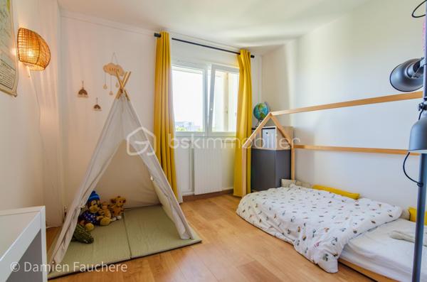 Un bien rare aux volumes généreux et à l’agencement atypique, offrant 128 m² répartis sur trois niveaux et de multiples possibilités d’aménagement.

Situé dans le quartier recherché et en plein développement du Plateau, en limite de Villejuif, cet appartement bénéficie d’un environnement pratique et familial.
Écoles, collège, lycée et commerces se trouvent à proximité immédiate.
Côté transports, le tramway T7 (Domaine Chérioux) est accessible en seulement 5 minutes à pied, le métro 7 (Villejuif–Louis Aragon) à moins de 10 minutes, tandis que le bus 185, direction Porte d’Italie, se trouve au pied de la résidence.

Au sein d’une résidence sécurisée et entièrement clôturée de 1973, avec gardien et aire de jeux, dont les parties communes sont actuellement en cours de rénovation, venez découvrir ce superbe appartement familial.
Situé au 2ème étage et desservi par deux ascenseurs, ce triplex de 128 m² séduit par sa configuration atypique et pleine de charme, avec 5 chambres, 2 balcons, une cave et une grande place de parking en sous-sol.

Traversant et lumineux grâce à sa double exposition, l’appartement offre une agréable répartition des espaces sur trois niveaux et se compose de :
•	Une entrée avec dressing,
•	Un salon de 19 m² ouvrant directement sur un premier balcon de plus de 11 m²,
•	Une cuisine séparée de 10 m², récente, aménagée et équipée,
•	5 chambres, toutes équipées d’un dressing ou d’une penderie ; la plus spacieuse bénéficie de son propre balcon, tandis qu’une autre peut être ouverte sur le salon afin d’agrandir l’espace de vie,
•	Un agréable palier en mezzanine surplombant le salon,
•	Un cellier et un débarras,
•	Deux WC séparés,
•	Une salle de bains et une salle d’eau.

Vous bénéficierez également de 2 beaux balcons, accessibles respectivement depuis le salon et la plus grande chambre, d’une cave avec électricité, ainsi que d’une grande place de parking de 17 m² en sous-sol, pouvant être transformée en box. 
La résidence, entièrement clôturée, dispose par ailleurs de nombreuses places de stationnement libres, permettant de garer facilement un véhicule supplémentaire au sein de la copropriété.

Entièrement rénové au cours de ces dernières années (fenêtres double vitrage, tableau électrique, cuisine, salle d’eau, rafraîchissement général…) et soigneusement entretenu, l’appartement est en parfait état et ne nécessite aucun travaux.
Ses nombreux rangements, ses volumes et sa très bonne performance énergétique (DPE C) viennent compléter les nombreux atouts de ce bien.
Les charges de copropriété, d’environ 520 € par mois, comprennent notamment le chauffage par réseau de chaleur urbain, l’eau chaude et l’eau froide.

Visite virtuelle disponible sur demande, pour une première découverte de ce bien rare sur le secteur !
Avec ses beaux volumes, ses 5 chambres, son agencement sur trois niveaux et ses différentes possibilités d’aménagement, ce triplex conviendra parfaitement à une famille à la recherche d’un appartement spacieux, fonctionnel et original, mais constitue également une belle opportunité dans le cadre d’un investissement locatif, notamment en colocation (autorisée).